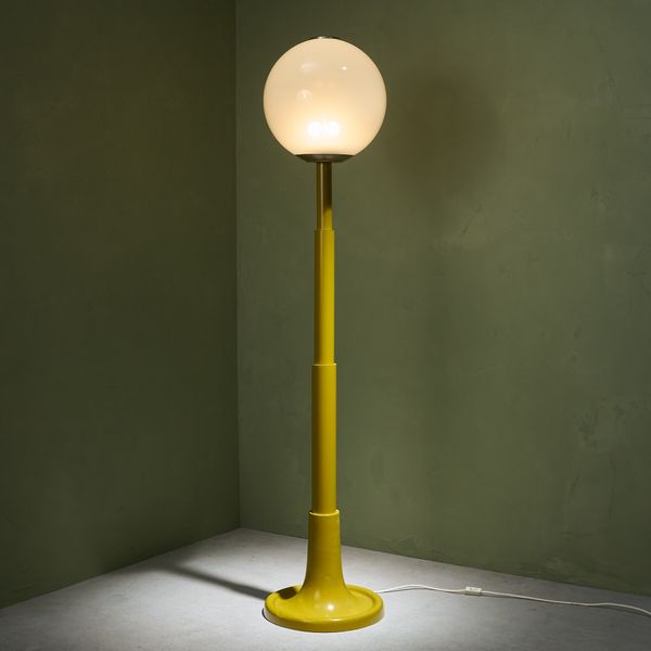 Postmodern 'Skyscraper' Floor Lamp with Mustard Lacquered Stem and Glass shade, Italy 1970s