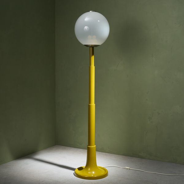Postmodern 'Skyscraper' Floor Lamp with Mustard Lacquered Stem and Glass shade, Italy 1970s